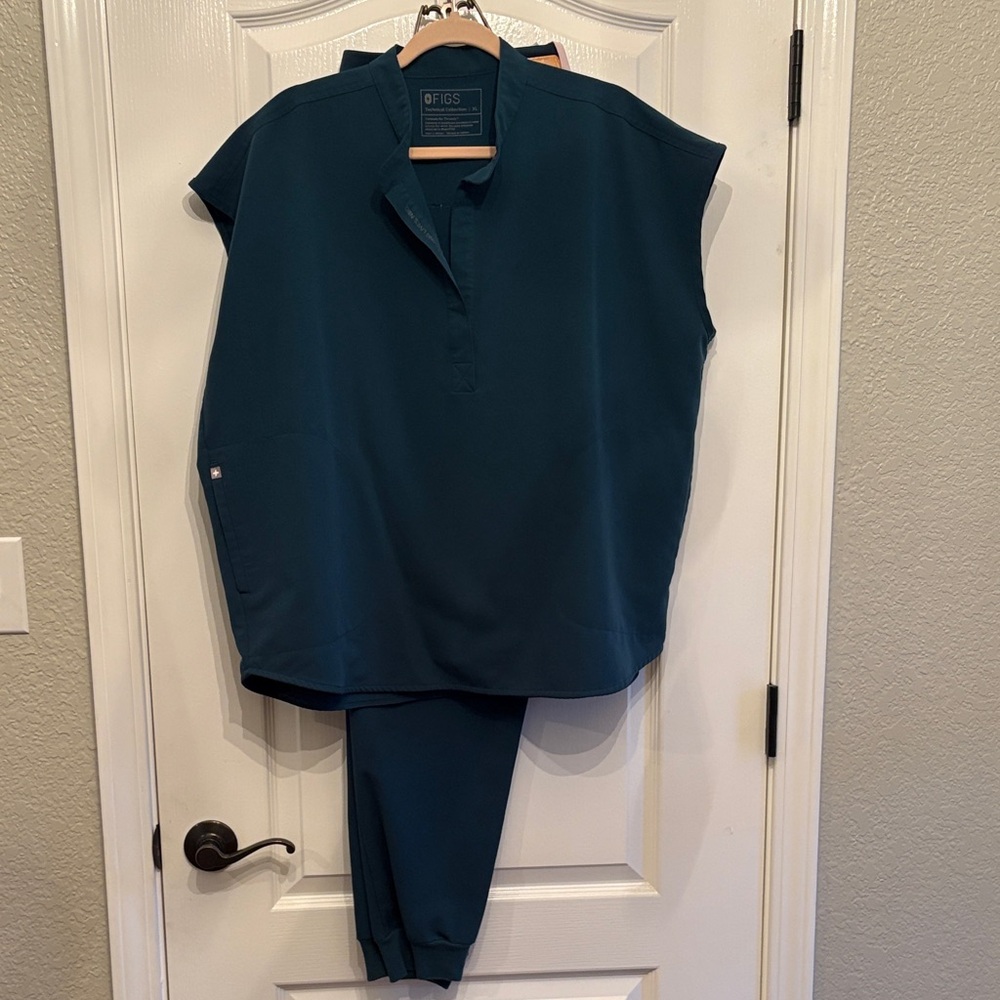 Figs Technical Collection Dark Green Scrub Set XL top with 2XL pant